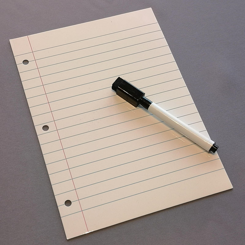 MAGNETIC DRY ERASE NOTEPADは付属する油性ペンでアイデアや要点を記述する