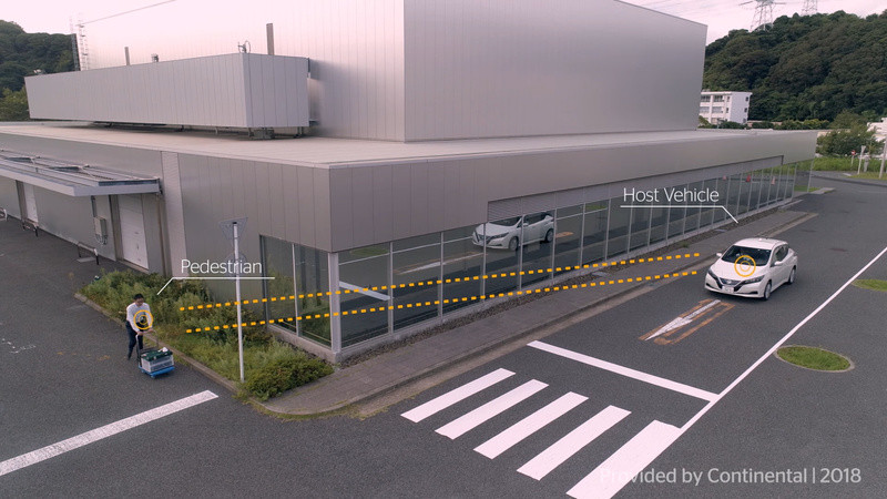 直接通信のV2Pでドライバーに通知される歩行者接近の警告