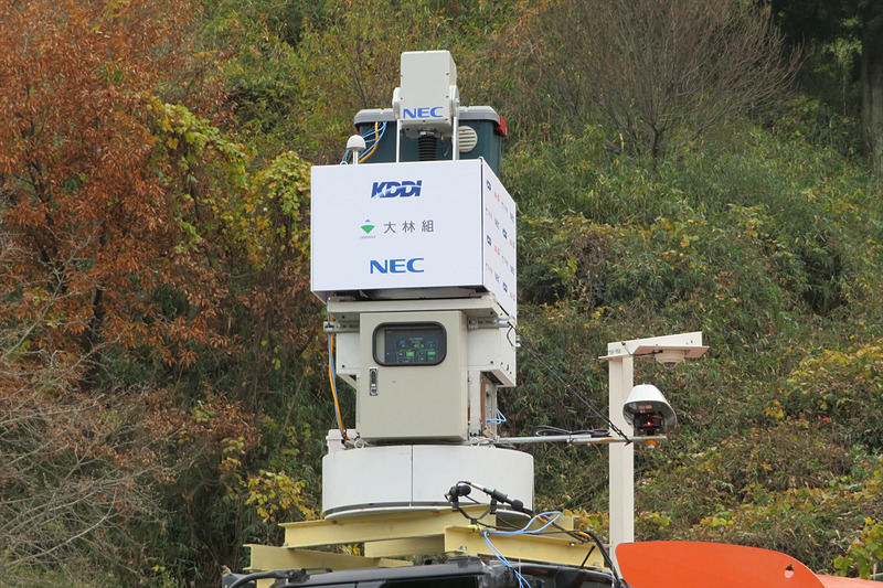 建機の屋根には5Gの通信機器と安定装置を装備