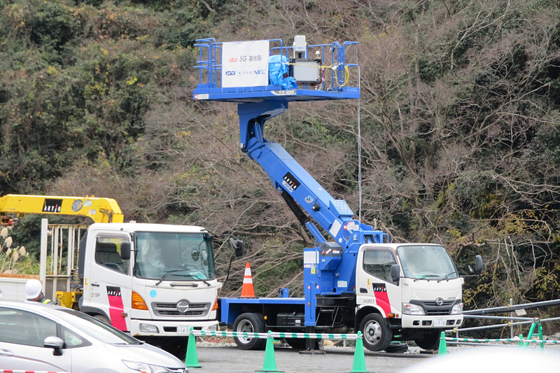 100メートルほど離れたところに高所作業車に駐車し、リフトに5Gの基地局を設営