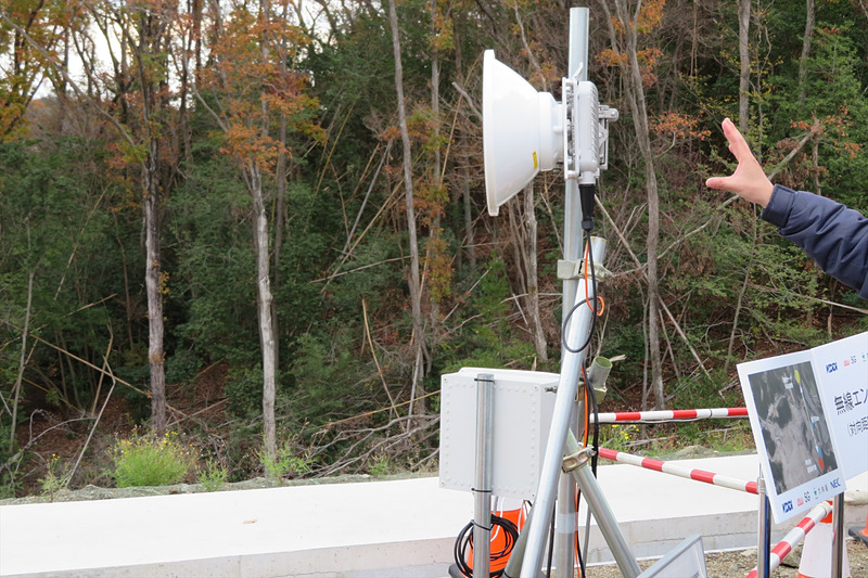 無線エントランスを用いて750メートルほど離れたところにある遠隔操作室と繋ぐ