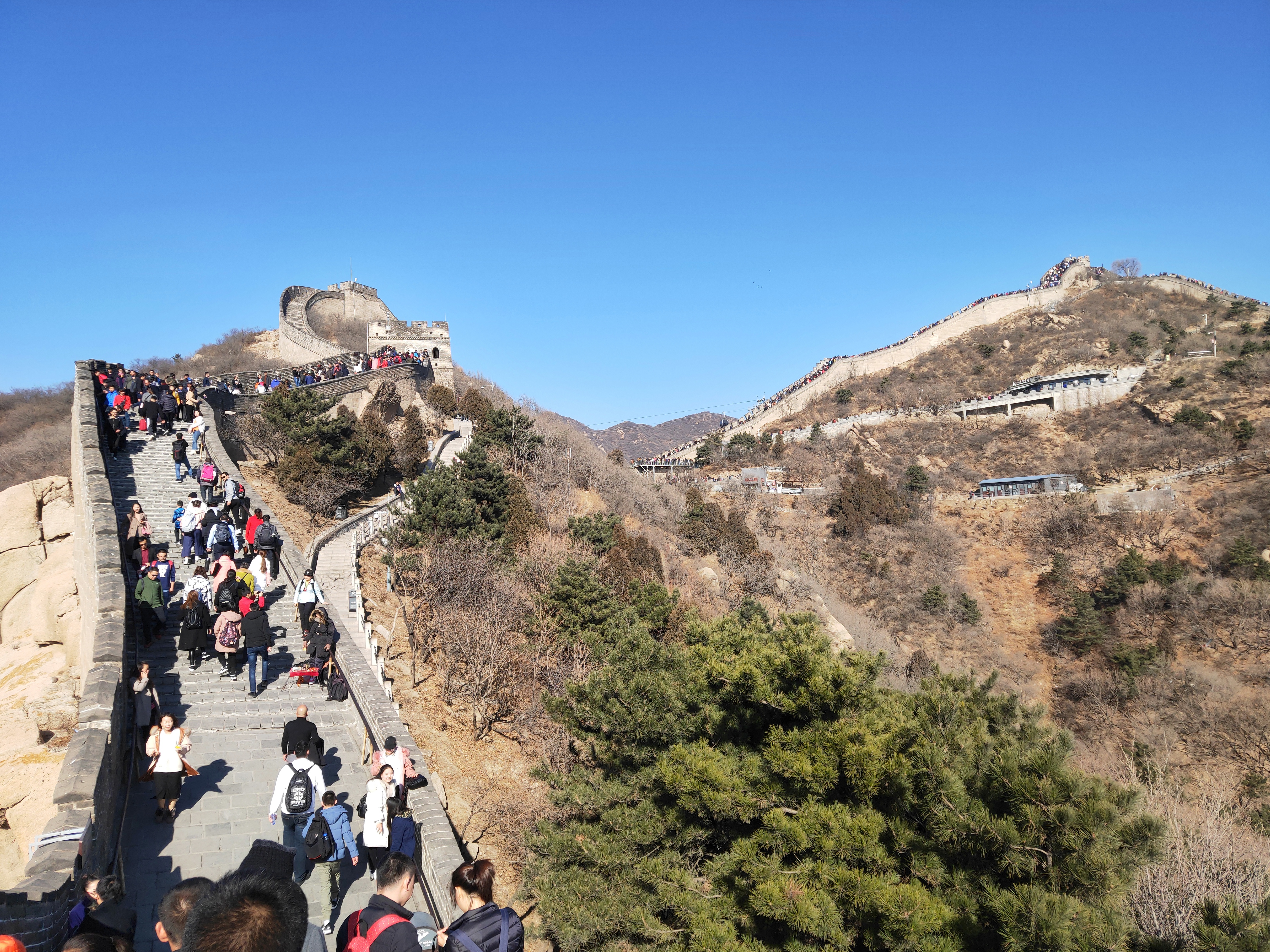 万里の長城で撮影。ナチュラルな色調で撮れたが、ややフラットで奥行き感に欠ける印象