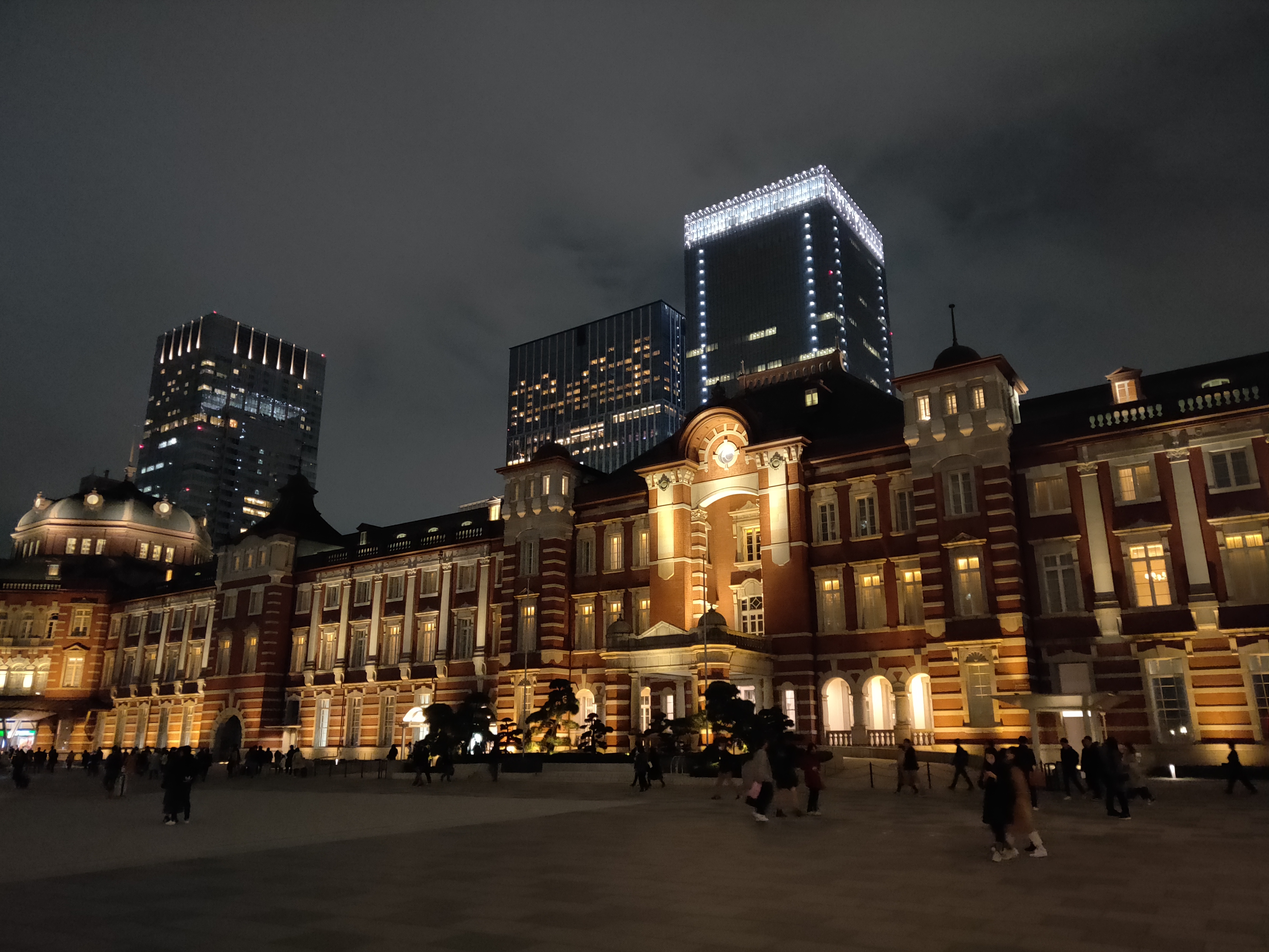 東京駅舎の夜景を撮影。光学式手ブレ補正の恩恵で、手持ちでもここまでクッキリとした画質で撮れたが、「HUAWEI P20 Pro」や「Google Pixel 3」などで“明るい夜景”を体験した後なので、物足りなく感じた