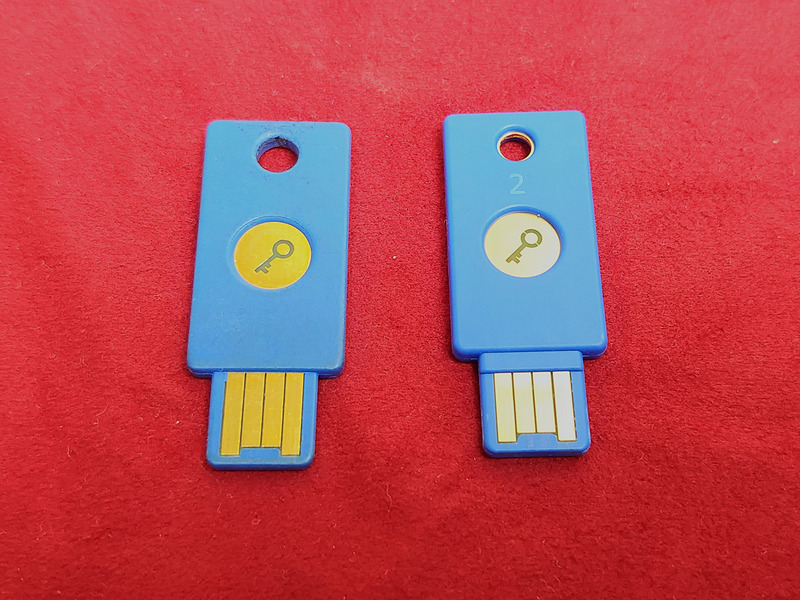 初代のYubikeyとFIDO2準拠のSecurity Keyは、ほとんど「2」という文字があるかないかの違いだけ