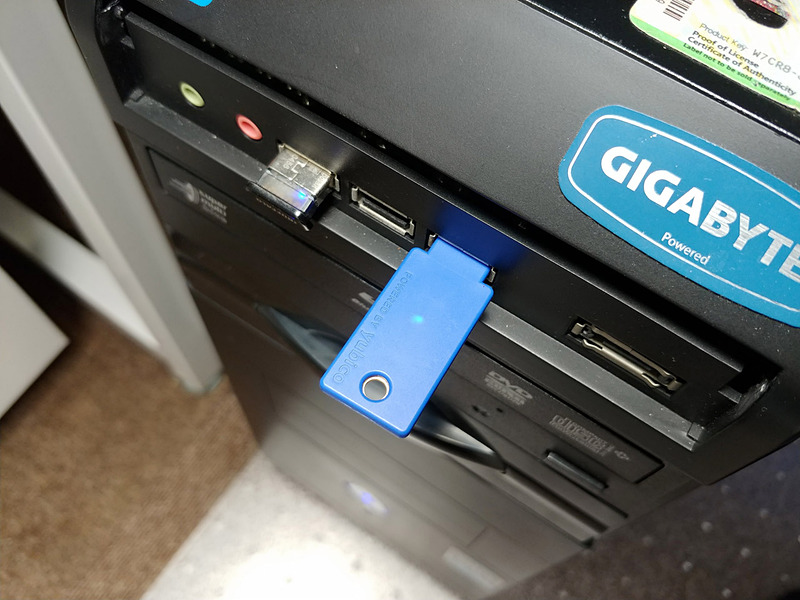 USBポートにセキュリティキーを接続。ちなみにこのPCはフロントパネルのUSBポートが裏返しになっている