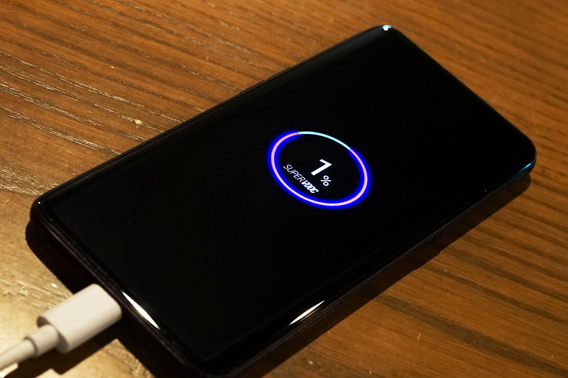 「SuperVOOC」の充電器をつなげば、電池残量ゼロから、20秒ほどで起動できる状態になる