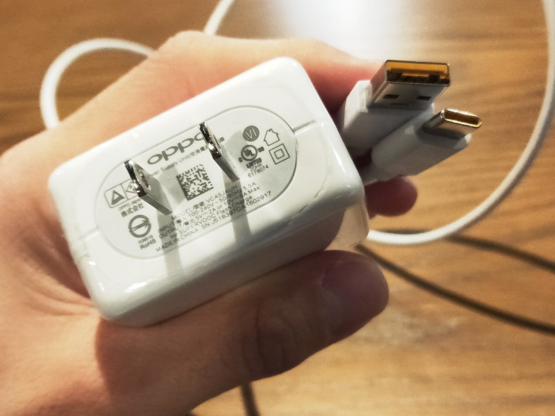 SuperVOOCの急速充電には、チャージャーだけでなくケーブルも、オレンジ端子の純正品を使う必要がある