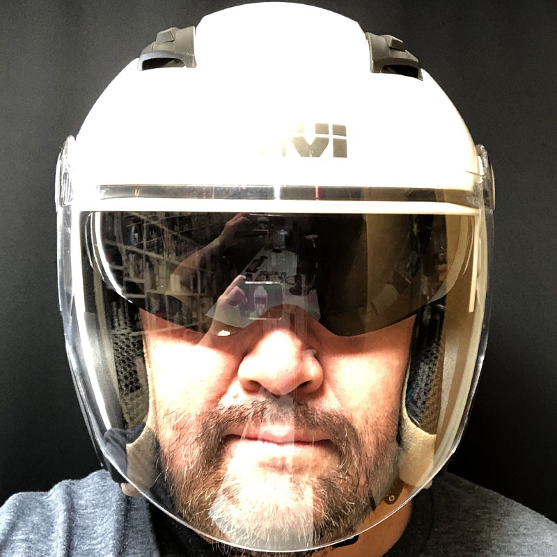 2018年5月23日掲載の「<a href="https://k-tai.watch.impress.co.jp/docs/column/korekori/1123432.html" class="strong bn" target="_blank">インナーバイザー付きヘルメットが快適♪</a>」では、バイザーを内蔵したヘルメットを紹介しています。出し入れ自在サングラスを内蔵したヘルメット、みたいな。