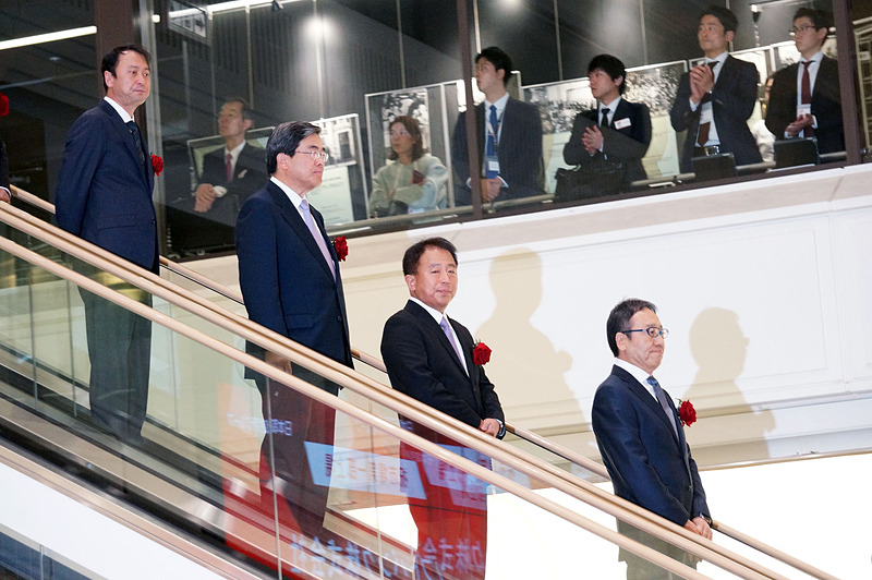 セレモニー開始時、会場へ入るソフトバンク経営陣