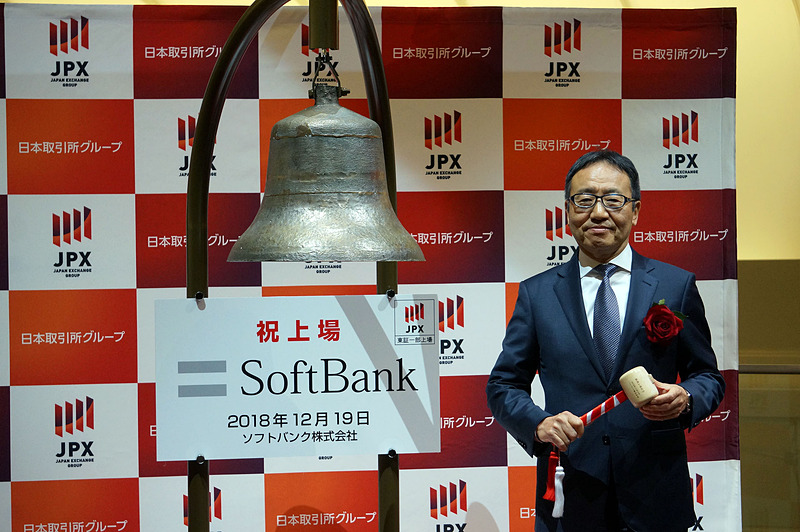 鐘を前にする宮内社長