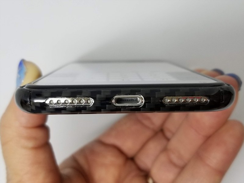 端子まわりも保護できるようなカットが施されている。ただ、メーカーによってはLightning端子にアクセスできないケーブルもあるので、要注意。ケースを付けたままのワイヤレス充電は可能