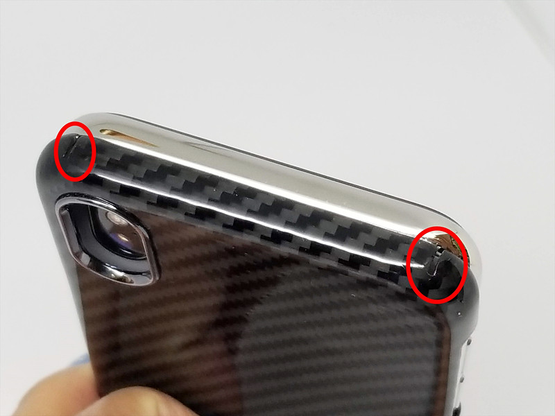 ハードタイプだが、上部と下部にそれぞれ2か所ずつスリットがあるため、着脱は容易。移動中はカードポケット付きタイプのケース、会場に着いてからDuroケースに付け替えるといったことがストレスなくできそう