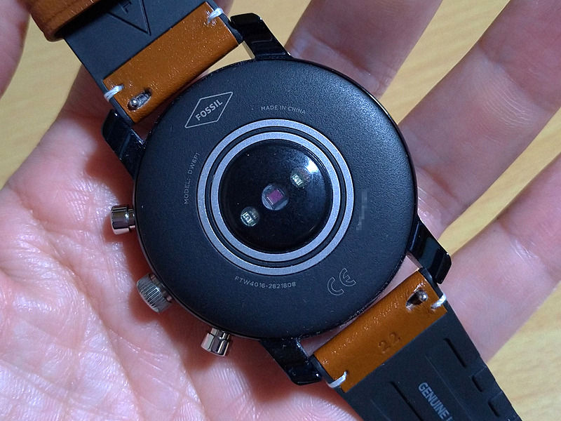 ケース裏面の心拍数測定部。測定中は中心部が緑色に光ります