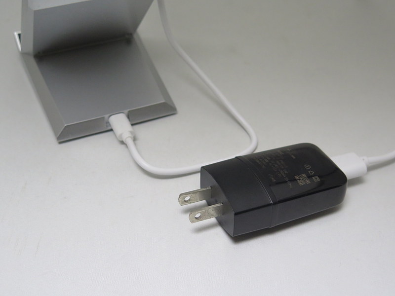 ACアダプタ-は付属していなかったので、スマホに同梱されているACアダプターで、もう使っていないものを利用した