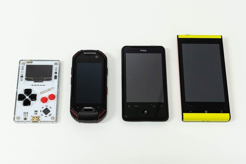 手元にあった小型端末を並べてみると、Atomの小ささが際立つ（左から、ARDUBOY、Atom、HTC Aria、IS12T）