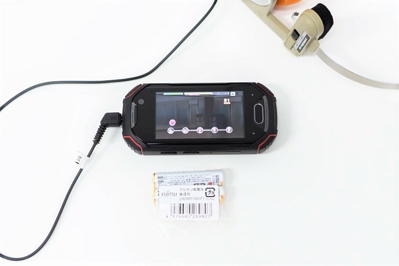 Atomのディスプレイの長辺は、単4形乾電池より少々長い程度