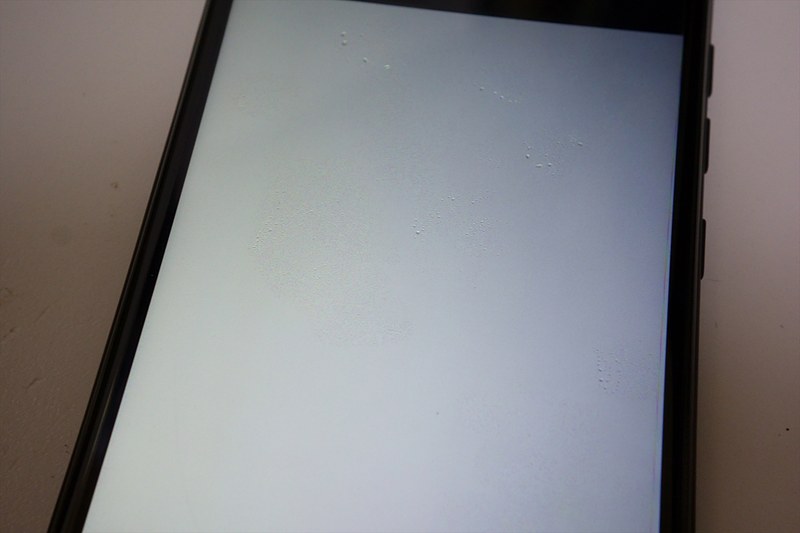 オーバーレイブリリアント上にいなり寿司の油（水滴風と油膜があるのだが……）。今回一番目立つ油がコレ。ちょっと拭けばもう分からない。なおオーバーレイブリリアントでも前回のテスト（脇からカッターの刃を入れる）を行ったが、とても刃が入りにくく前回含めて吸着力（密着力）NO.1！