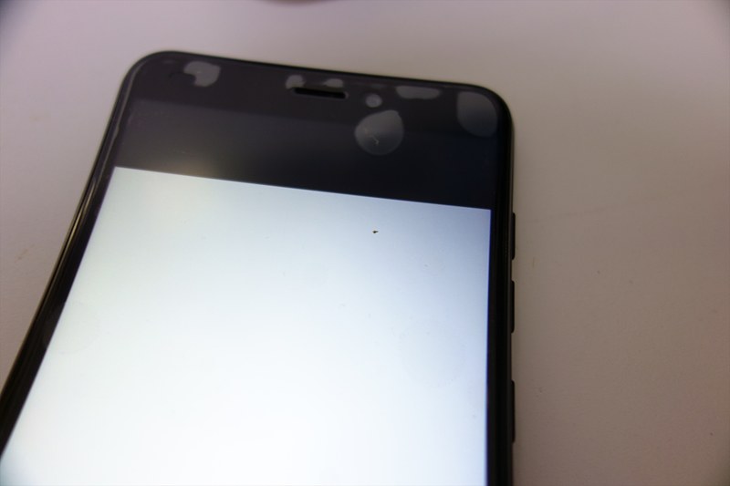 こちらは高硬度保護フィルム上にポテチの海苔。油もついてるはずだが、海苔1カケラが目立つだけ。本当にベタベタしないのだ。なおフィルムのほうは高硬度ながら手触りは意外と柔らかく貼りやすい（貼り直しもOK）。カッターのテストでも刃が入りにくく、専用設計のフィルムは確かに剥がれにくい！