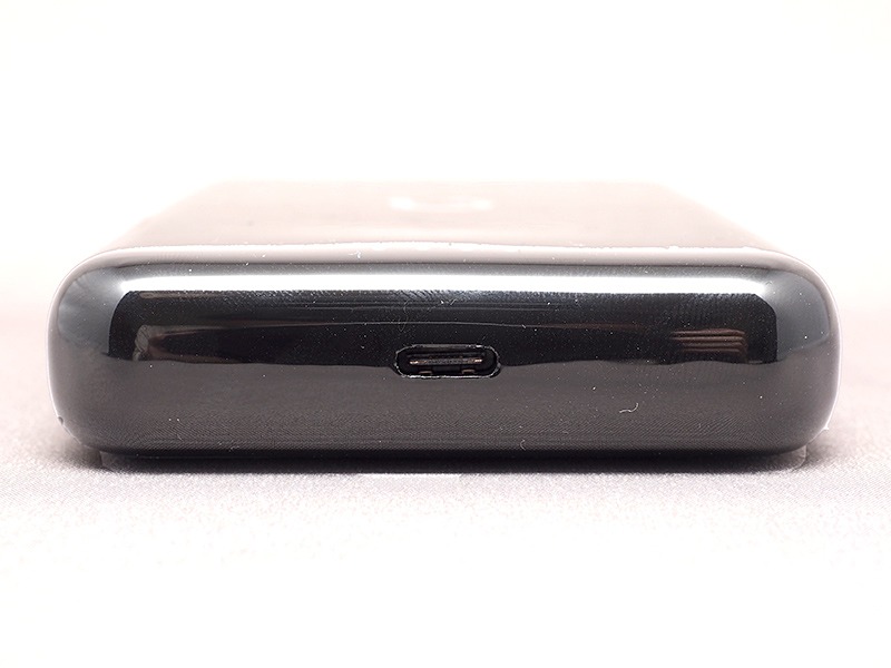 底面には充電/給電共用のType-Cポート