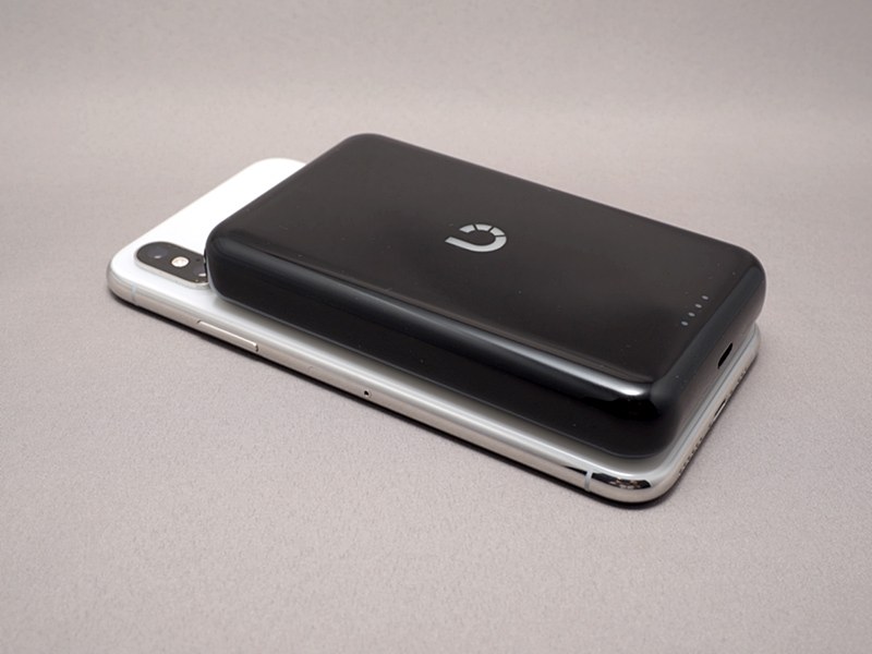 Qi充電対応スマートフォンの背面にぴったり吸着して、無線充電ができる