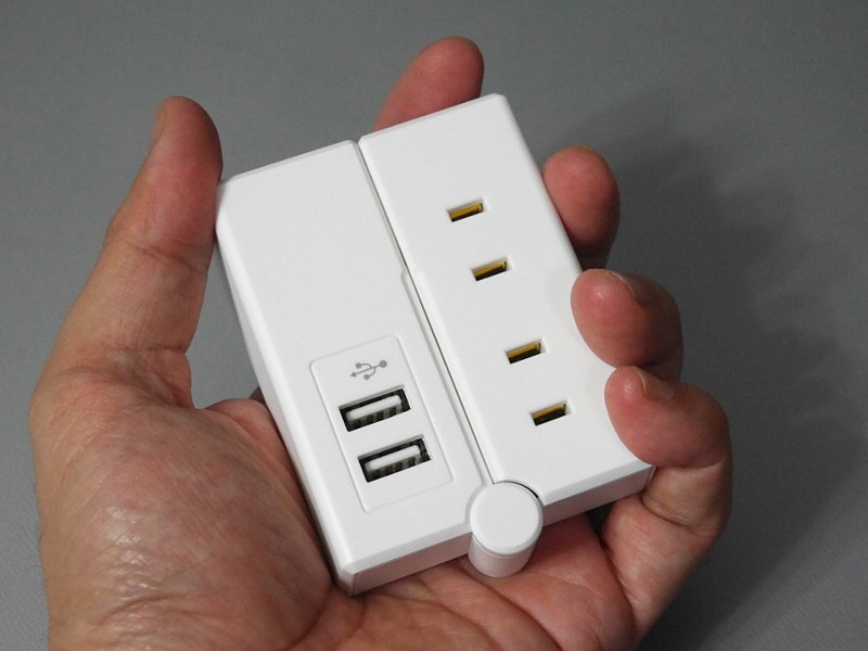 折りたたんだ状態。プラグは内側に折り畳まれるため、突起もないスッキリした形状になる