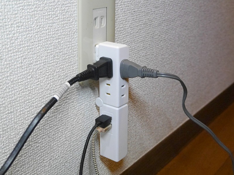 壁面のコンセントに挿した状態。付け根に当たるプラグの方向が固定となるのがやや惜しい