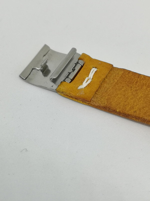 細かな部分の仕上げが勝負だがベルトのロック部分も丁寧に作られている