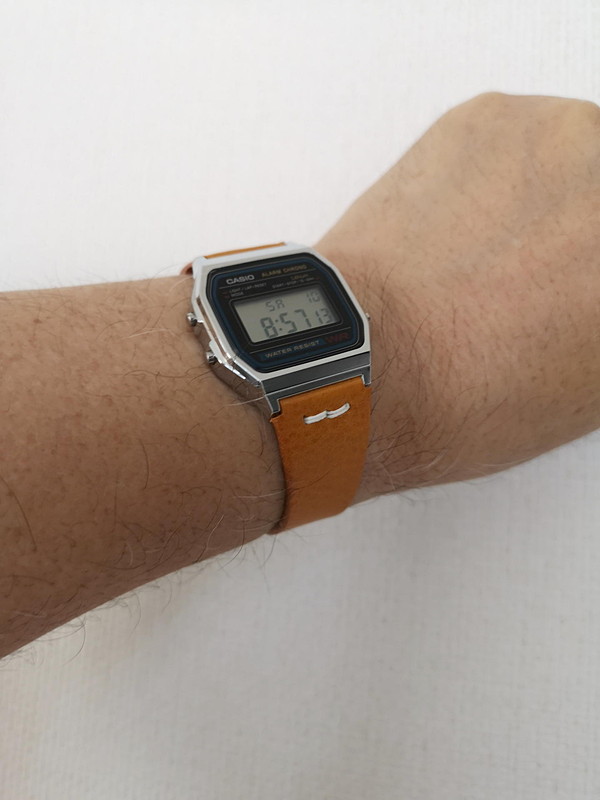 実際に装着すると、そのフィット感は高級な薄くて丈夫なアリゾナレザーならではだ