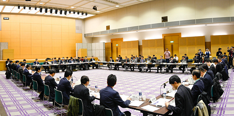 12月26日に開催された「モバイル市場の競争環境に関する研究会」（モバイル研究会）第5回