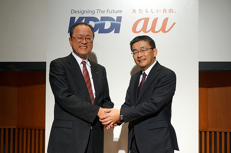 2018年1月、KDDI社長が田中氏（左）から髙橋氏（右）へ交代することが発表された