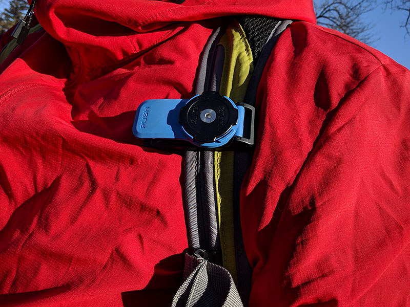 ベルト装着用のマウントの BELT CLIP V3。バックパックやバッグのショルダーストラップなどに留めて使える QUAD LOCK マウントです。