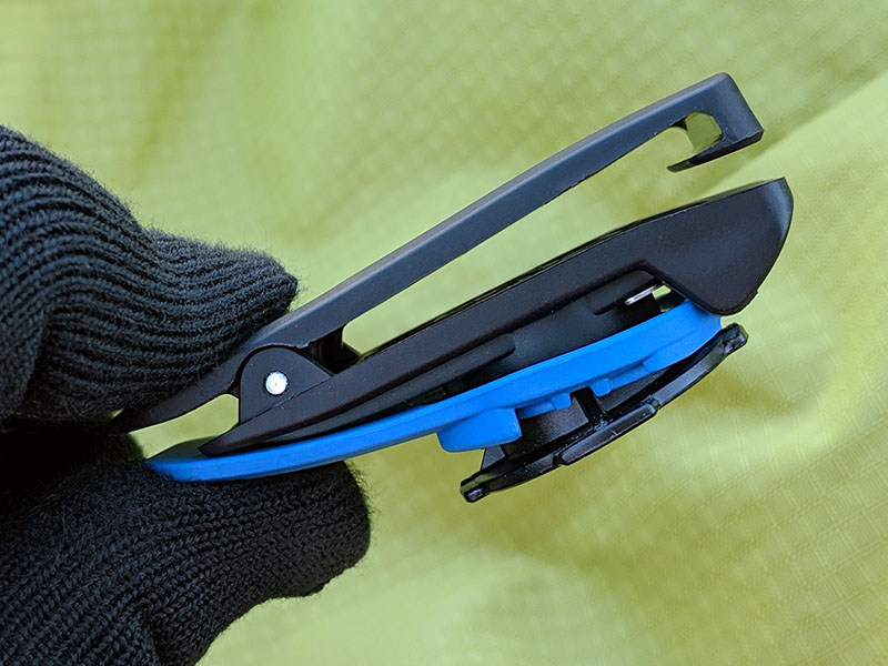 細かなところもよくできているクリップで、たとえばベルトから外れにくい形状になっています。ただし、ベルト側にある程度の厚みがないと、クリップがスルスルと動いてしまいます。そういうベルト厚の場合、クリップが動かなくなる一工夫が必要です。なお、クリップのベルト通し部の隙間は約3mm。4～5mm厚のベルトがちょうど適合するかな、という印象です。