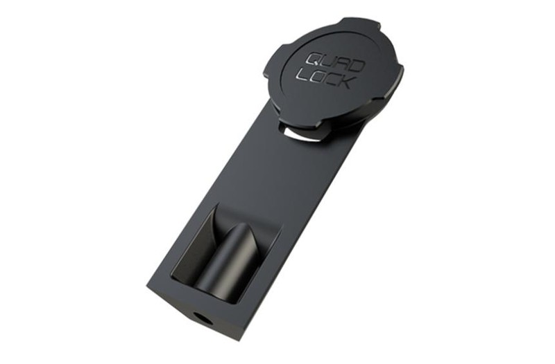 こちらは三脚用マウントの TRIPOD ADAPTOR。QUAD LOCK 対応ケースに入れたスマートフォンを手軽に三脚にセットできるようになります。