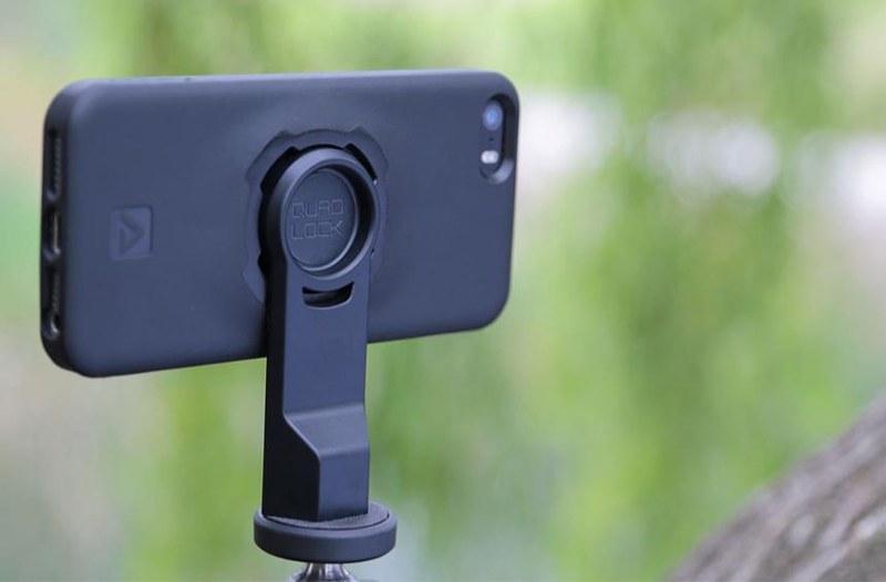 こちらは三脚用マウントの TRIPOD ADAPTOR。QUAD LOCK 対応ケースに入れたスマートフォンを手軽に三脚にセットできるようになります。
