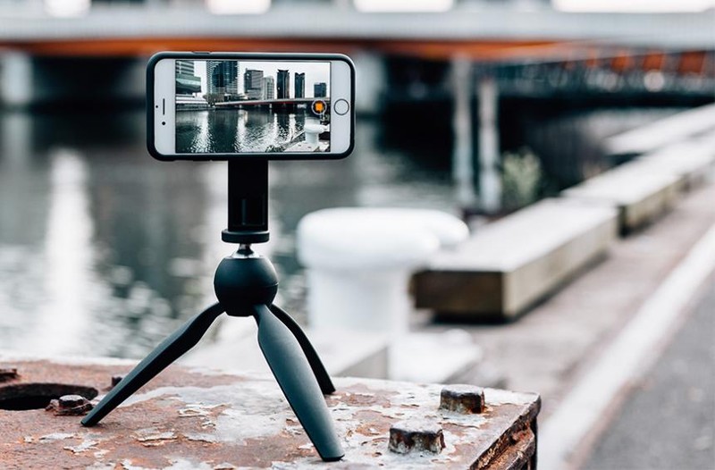 こちらは三脚用マウントの TRIPOD ADAPTOR。QUAD LOCK 対応ケースに入れたスマートフォンを手軽に三脚にセットできるようになります。