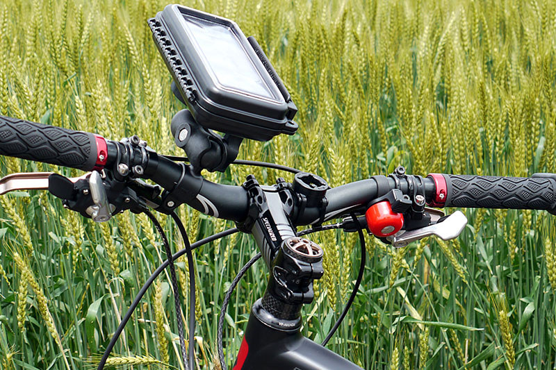 クルマにスマホを固定したり、自転車にGPSを固定したり、カメラをいろいろな箇所に固定したり。ボール関節とアームにより、デバイスの向きを自由自在に変えることができます。