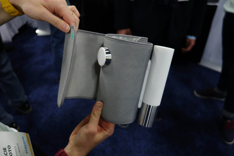 BPM Core。血圧計のカフにポンプやバッテリーなどの入った筒が付いている形状。円盤状のものは聴診器センサー