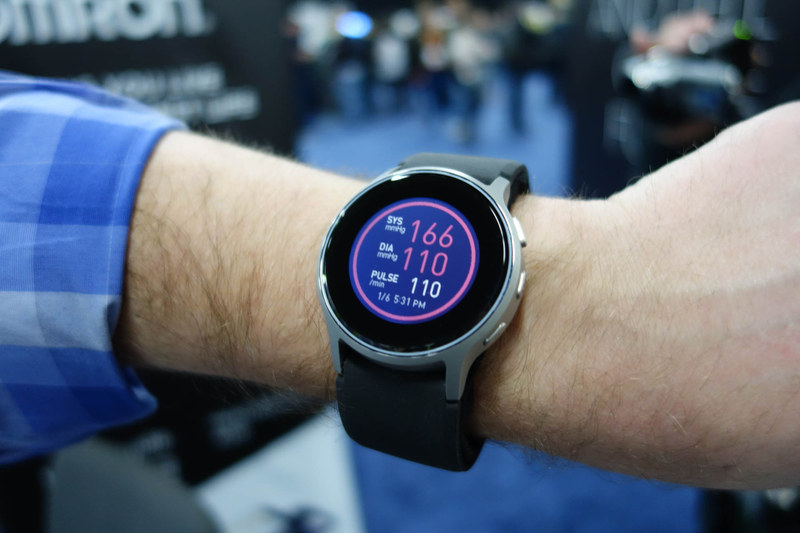 HeartGuide。ディスプレイには時刻や消費カロリーなども表示できる。データはスマホに送って管理できる