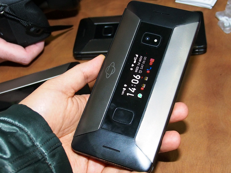 閉じると片手持ちできるサイズ感