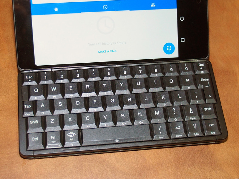 深いキーストロークで押し心地がいいキーボードも搭載する