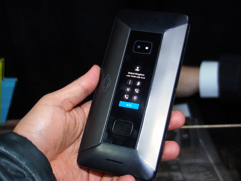 閉じたまま通話したり、メールやメッセージの中身をチェックしたりといったことが可能。スマートフォンのように、片手で操作できる。ただし、写真はデモ画面で、実際に操作することはできなかった