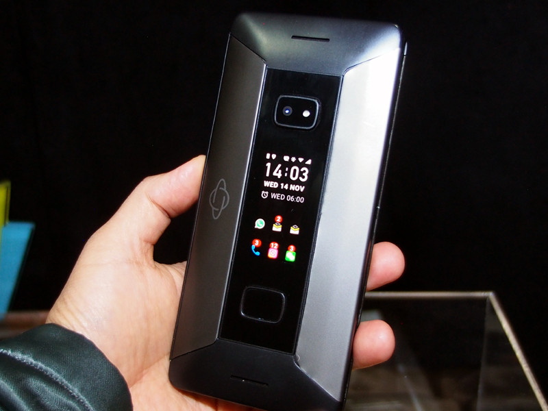 閉じたまま通話したり、メールやメッセージの中身をチェックしたりといったことが可能。スマートフォンのように、片手で操作できる。ただし、写真はデモ画面で、実際に操作することはできなかった