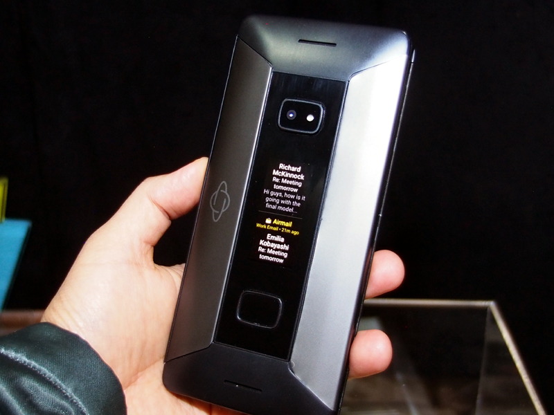 閉じたまま通話したり、メールやメッセージの中身をチェックしたりといったことが可能。スマートフォンのように、片手で操作できる。ただし、写真はデモ画面で、実際に操作することはできなかった