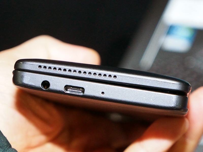 側面にはそれぞれ1つずつ、USB Type-Cポートを備える。3.5mmのイヤホンジャックにも対応