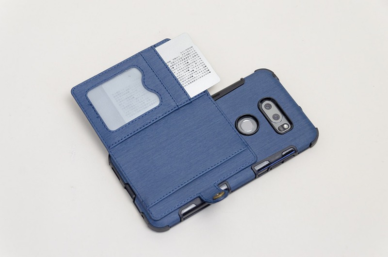 閉じたときに一番外側にくるポケットにPASMO定期券を入れ……