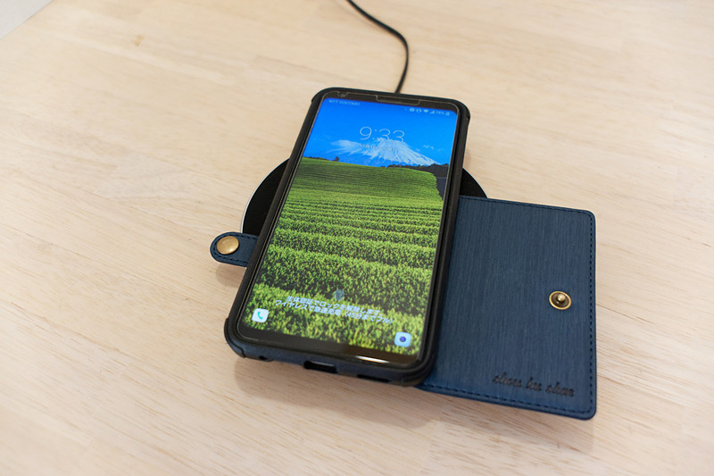 ワイヤレス充電はギリギリ可。カードホルダーを開いた状態になるので、充電台が隠れて位置合わせしにくいのもある