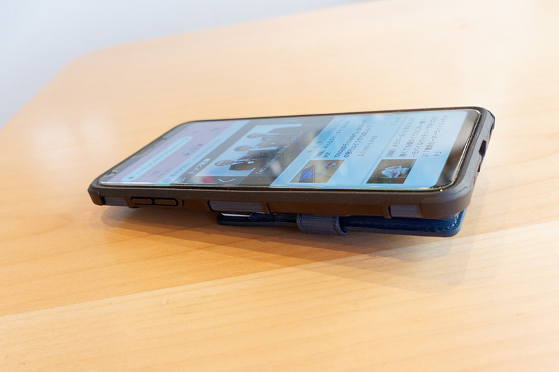 テーブルに置いた状態で画面を見ようとすると、向こう側に傾くのでなんだか見にくい