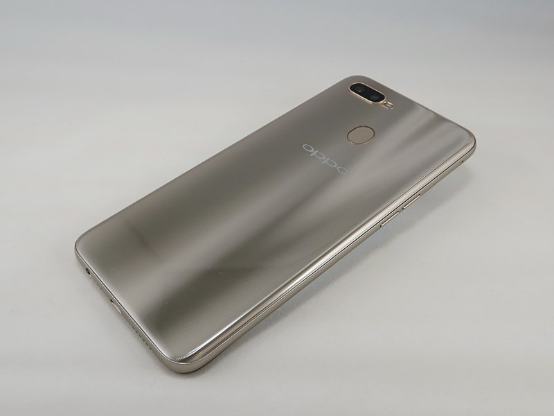 背面には指紋センサー、デュアルカメラを備える