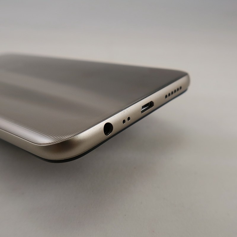 下部にはmicroUSB外部接続端子、3.5mmイヤホンマイク端子を備える。microUSBはそろそろやめて欲しいところだが……