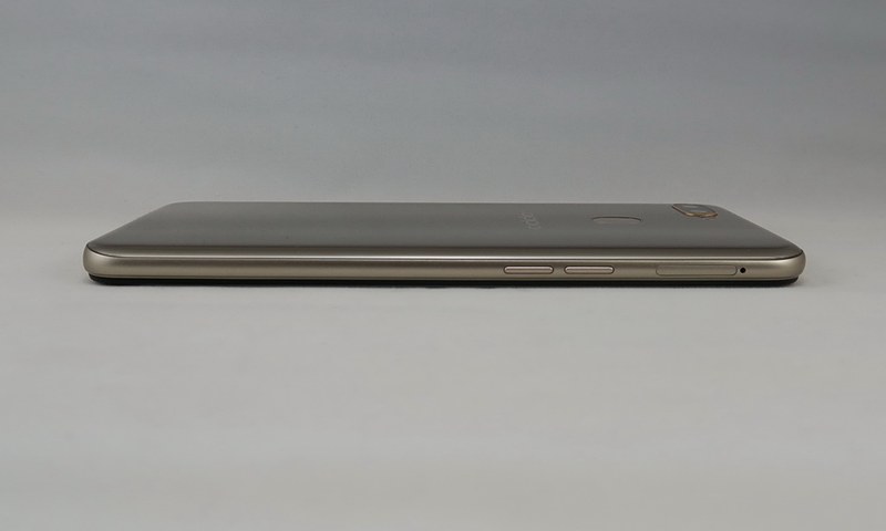 左側面には分割式音量キー、ピンで取り出すタイプのSIMカードスロットを備える